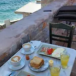 Arapis & Hotel Agios Kiprianos