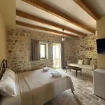 Hotel Arapis &