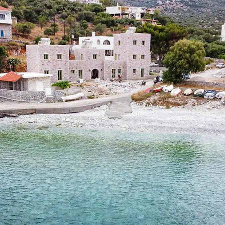Arapis & Hotel Agios Kiprianos