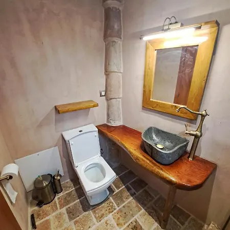 Arapis & Hotel Agios Kiprianos
