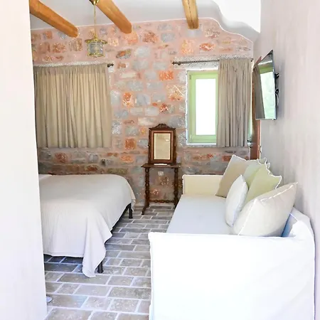 Hotel Arapis & 3*