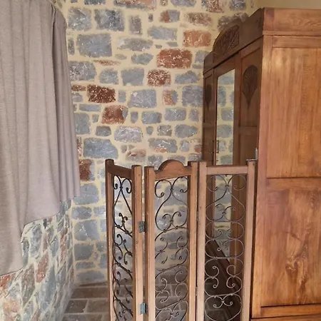 Arapis & Hotel Agios Kiprianos
