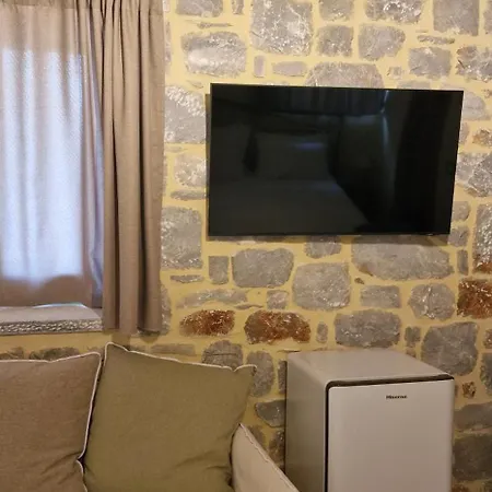 Arapis & Hotel Agios Kiprianos