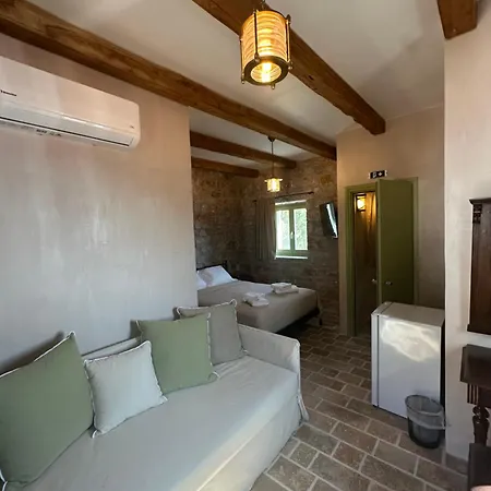 Arapis & Hotel Agios Kiprianos