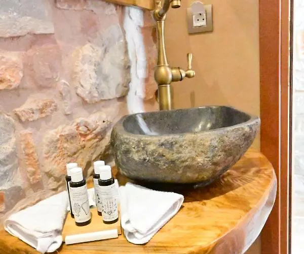 Arapis & Hotel Agios Kiprianos