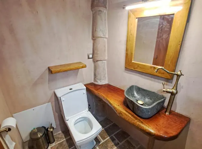 Arapis & Hotel Agios Kiprianos