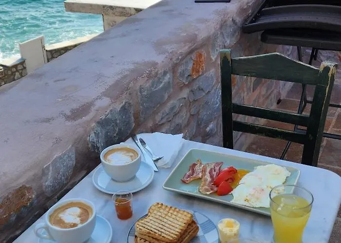 Arapis & Hotel Agios Kiprianos