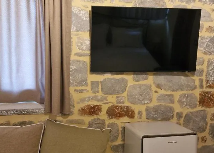 Arapis & Hotel Agios Kiprianos